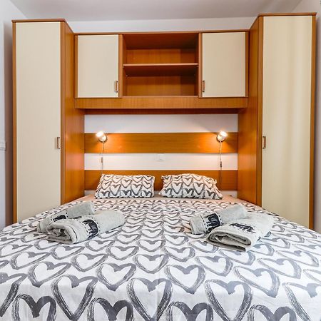 Sunshine Apartments Funtana With Balcony And Sea View Luaran gambar