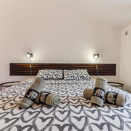 Sunshine Apartments Funtana With Balcony And Sea View Luaran gambar